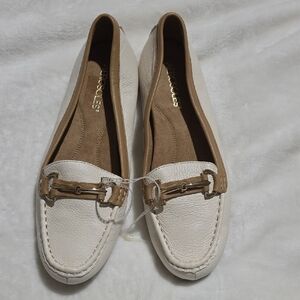 AEROSOLES Women's Cream and‎ Tan Loafers